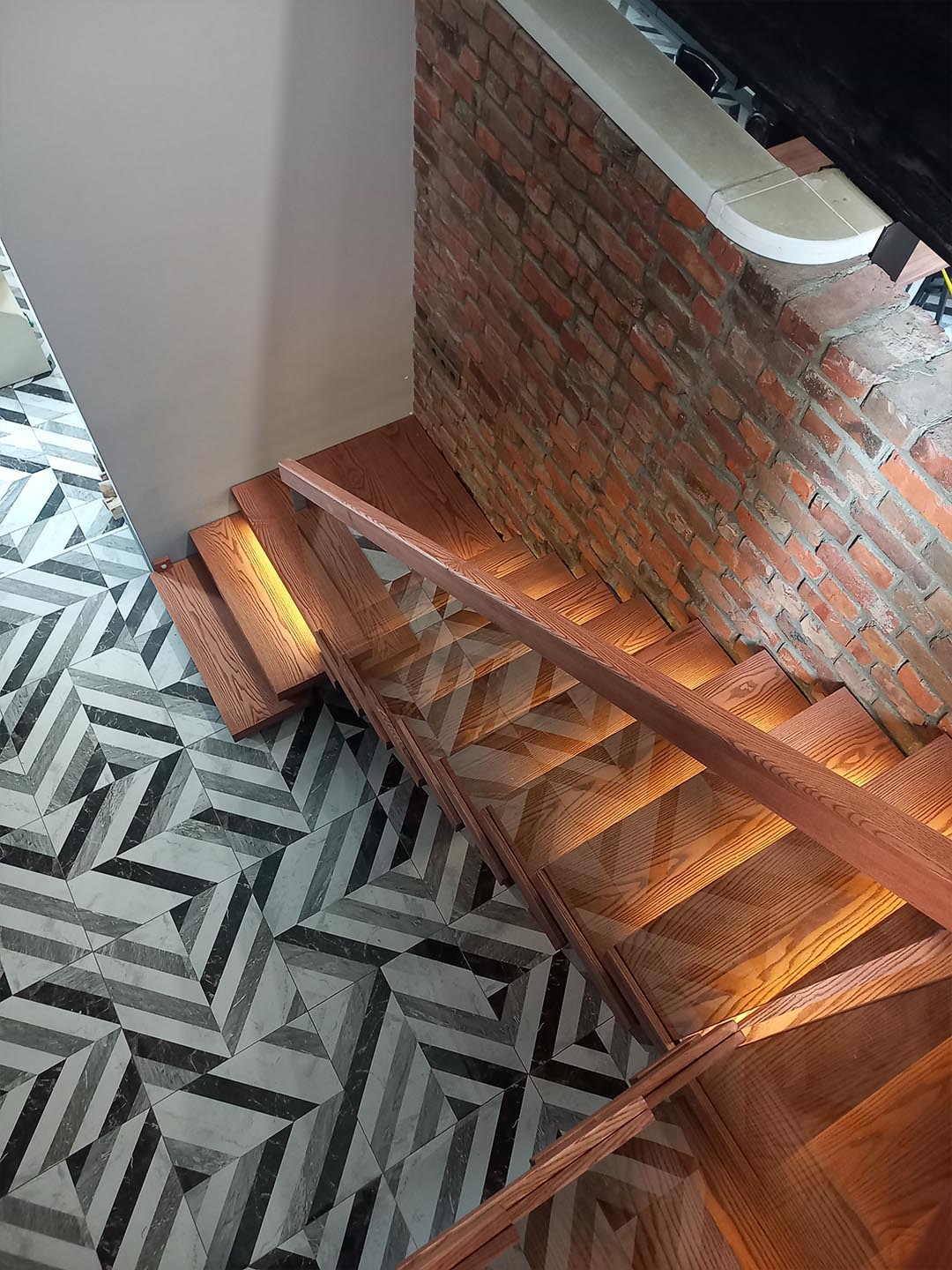 Лестница на металлическом каркасе с площадкой и подсветкой