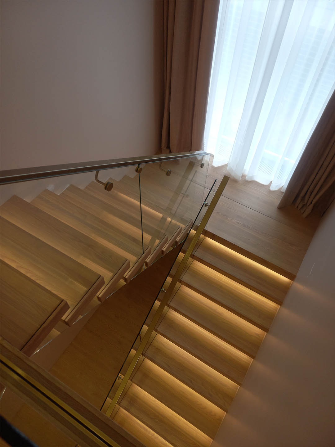 Лестница со стеклянным ограждением и подсветкой ступеней в Могилеве