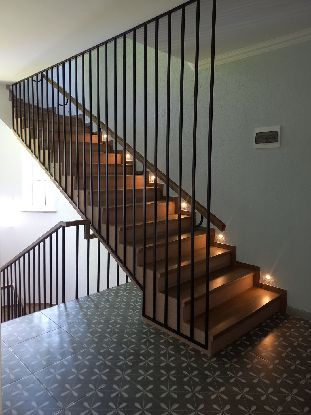 Лестница с ограждением до потолка в Могилеве