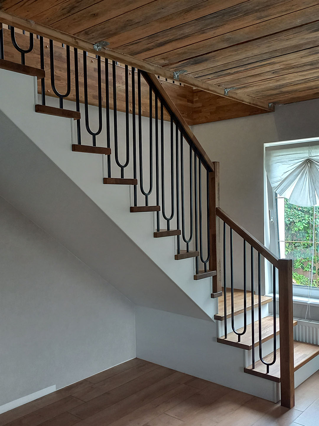 Бетонная лестница с ограждением и деревянным поручнем в Могилеве