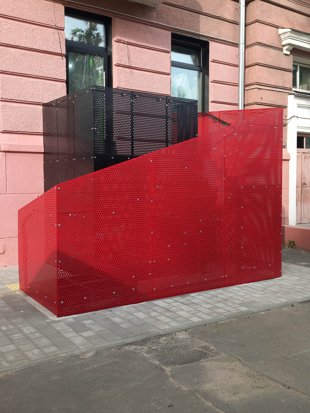 Уличная лестница для входа в магазин