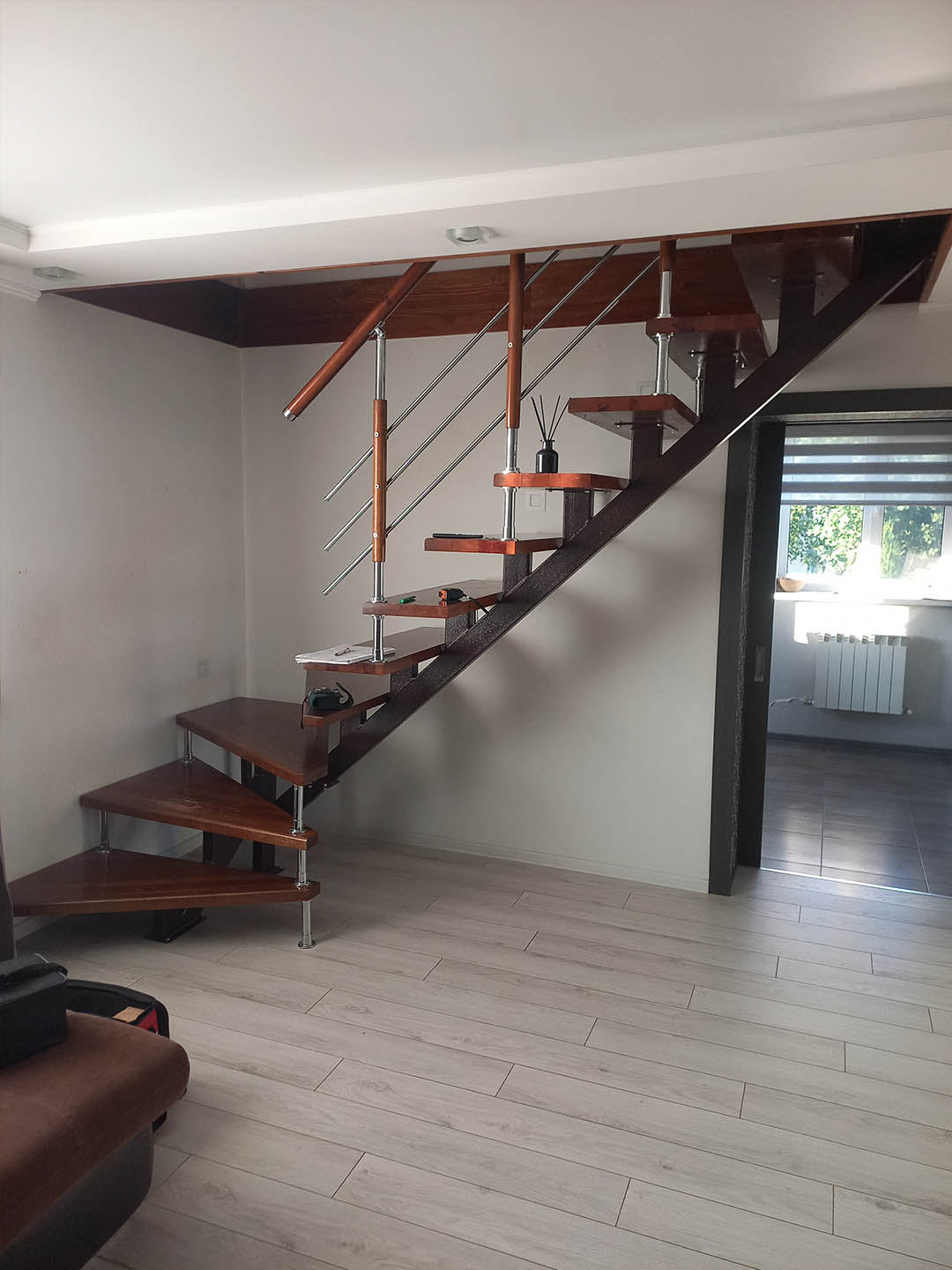 Лестница на монокосоуре с перилами и поручнем