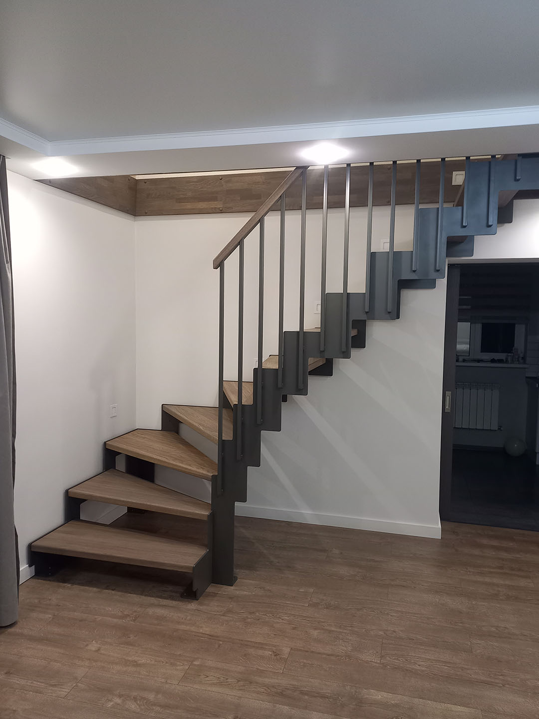 Лестница из листового металла с поворотом на 90 градусов