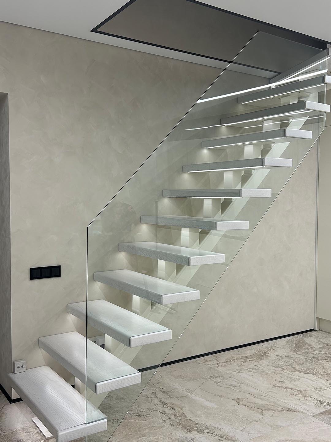 Лестница со стеклом и подсветкой на металлическом каркасе