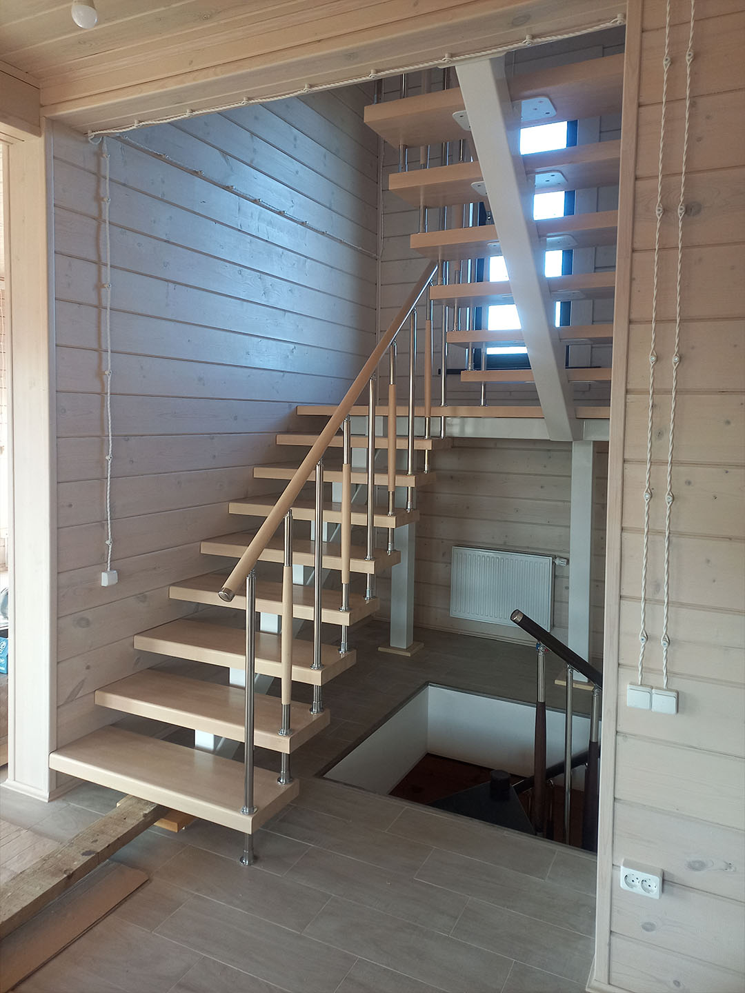 Лестница на металлическом каркасе с деревянными ступенями