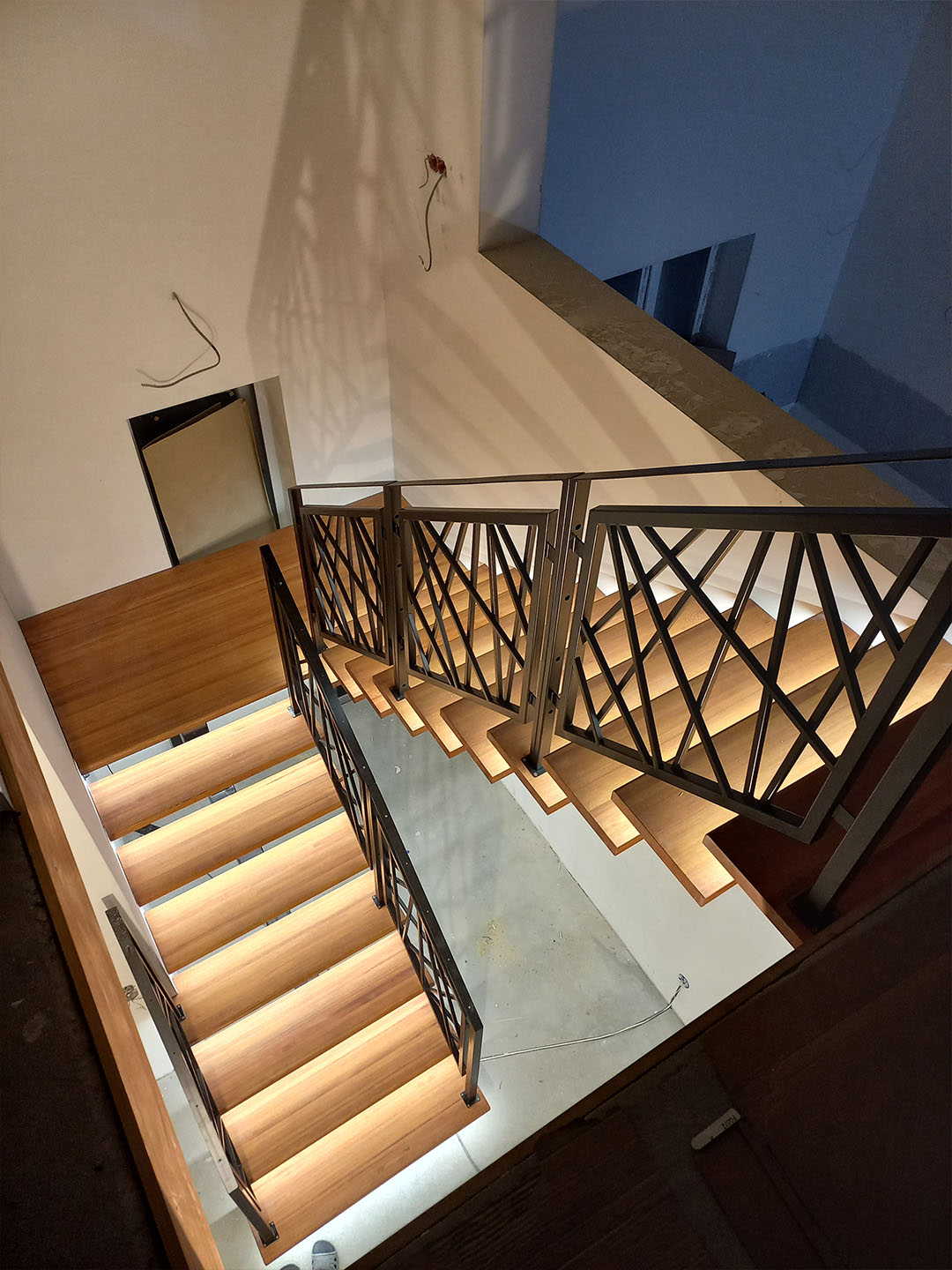 Лестница на металлическом каркасе с ограждением в стиле LOFT