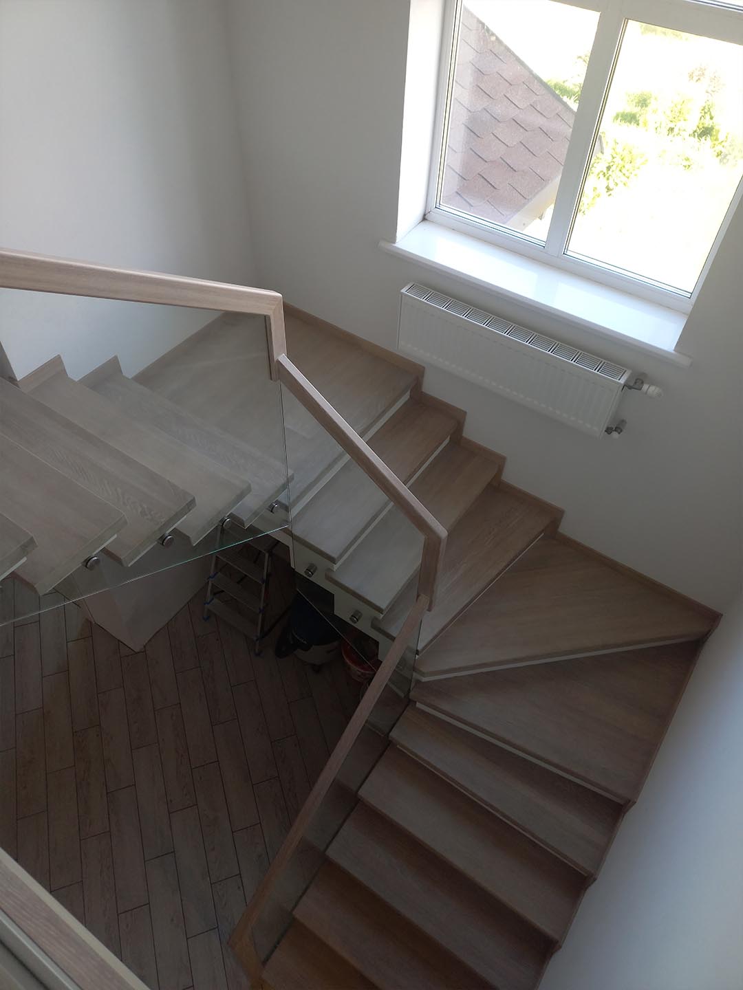 Лестница на второй этаж с ограждением из стекла