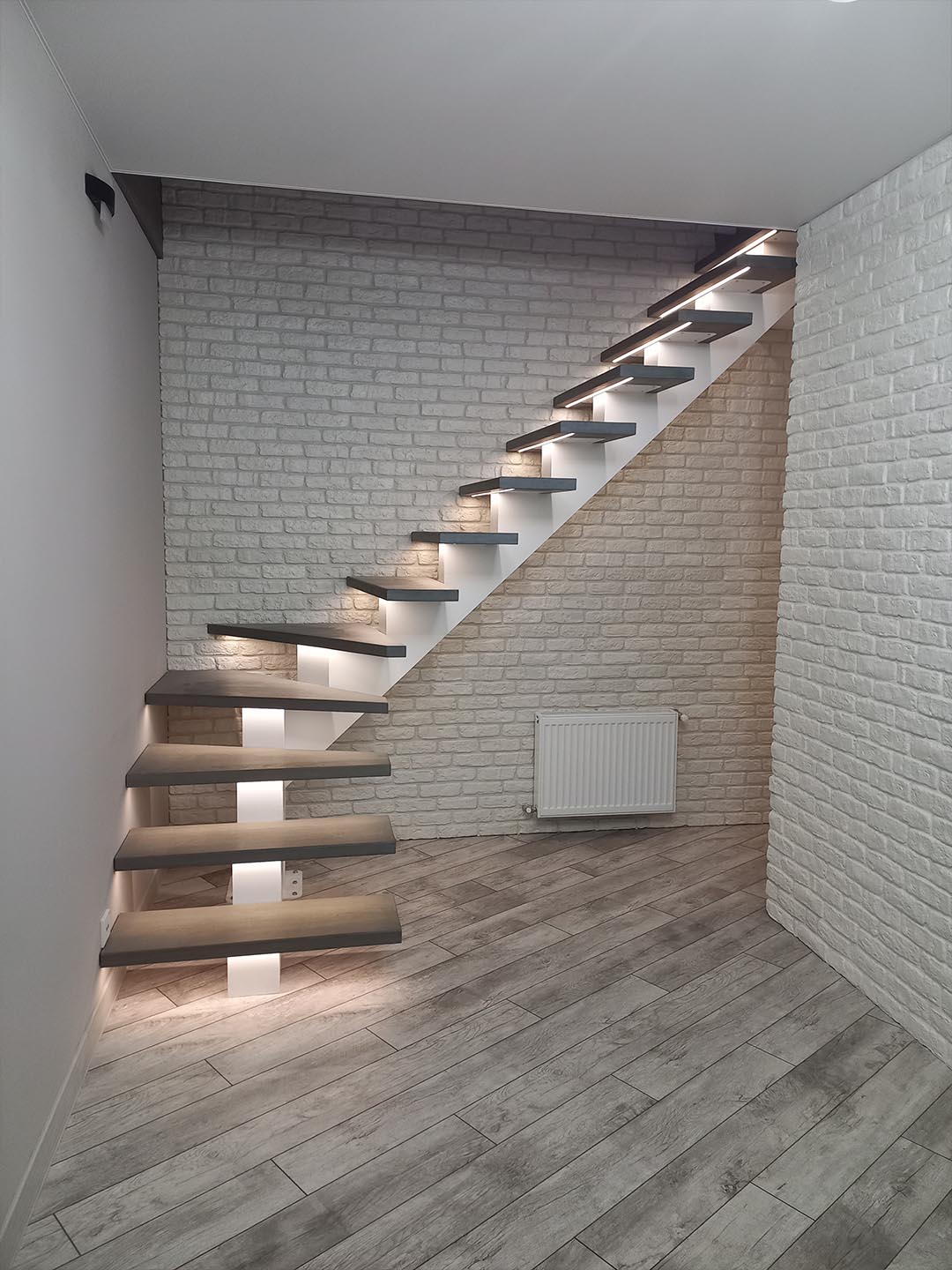 Лестница на металлическом каркасе из листового металла для дома