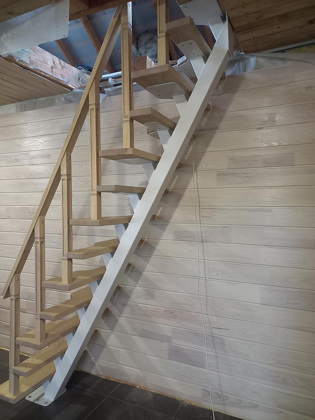 Компактная лестница гусиный шаг на металлическом каркасе для дачи