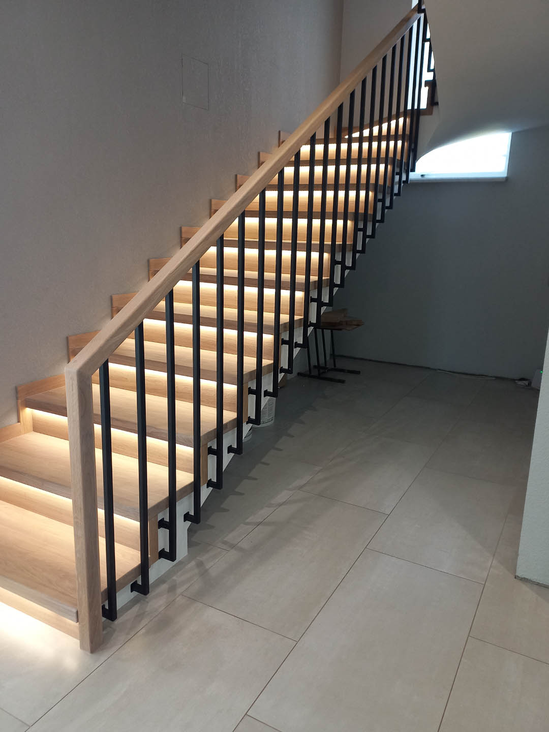 Обшивка бетонной лестницы с установленной подсветкой на каждую ступень