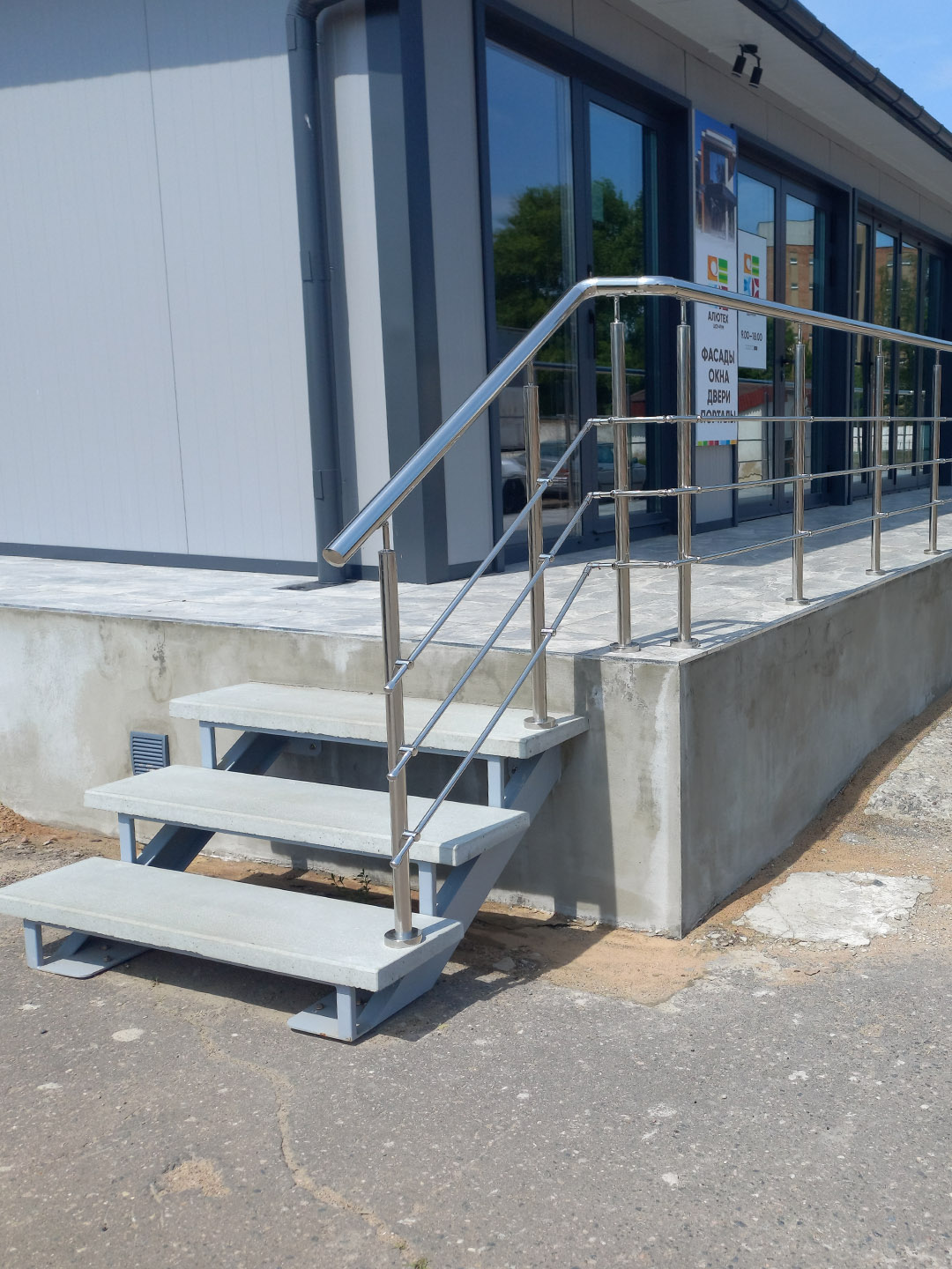 Ступени и ограждение из нержавейки для Торгового центра в Могилеве